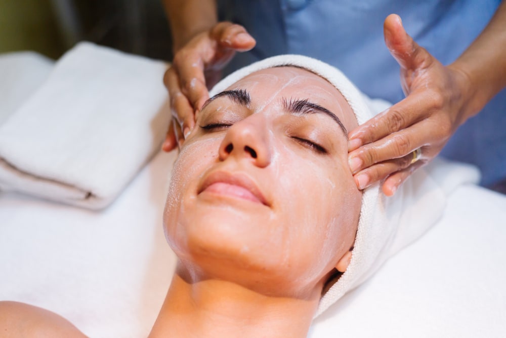 Tratament facial de curatare si hidratare - estevainstitute.ro